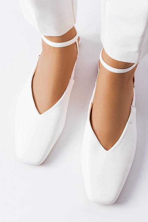 Baltas sandales ar slēgtu purngalu...
