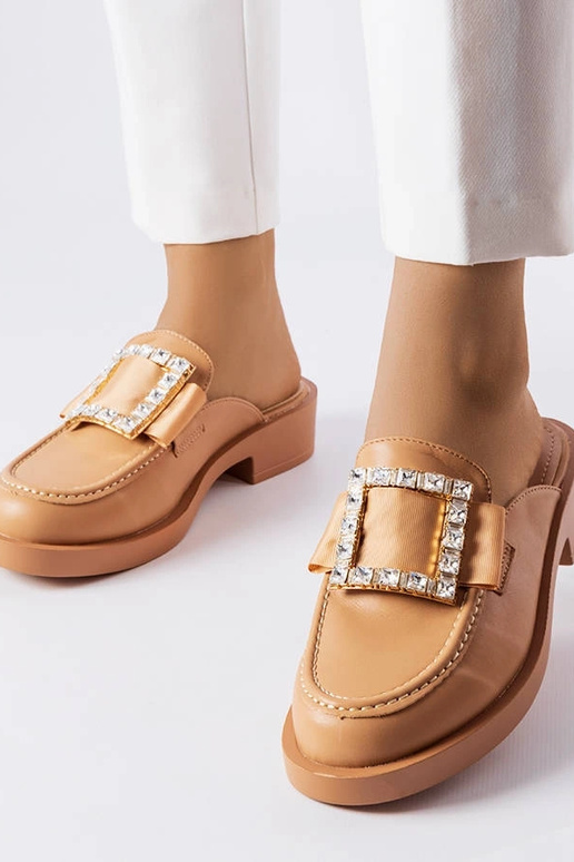 Brūnas flip-flops ar slēgtu purngalu...