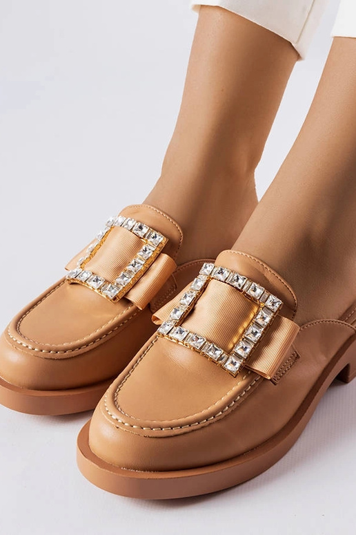 Brūnas flip-flops ar slēgtu purngalu...