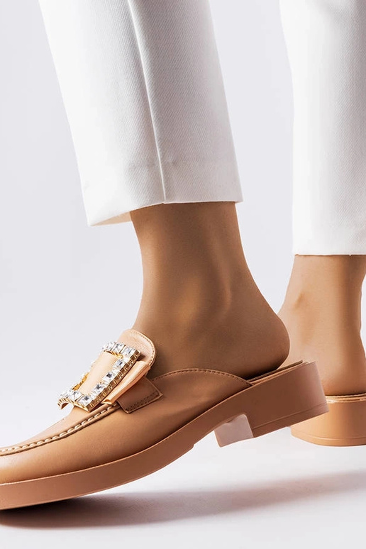 Brūnas flip-flops ar slēgtu purngalu...