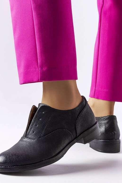 Melnas perforētas Kairaouani kurpes