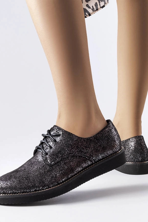 Kapsētas melni mirdzoši brokāta apavi