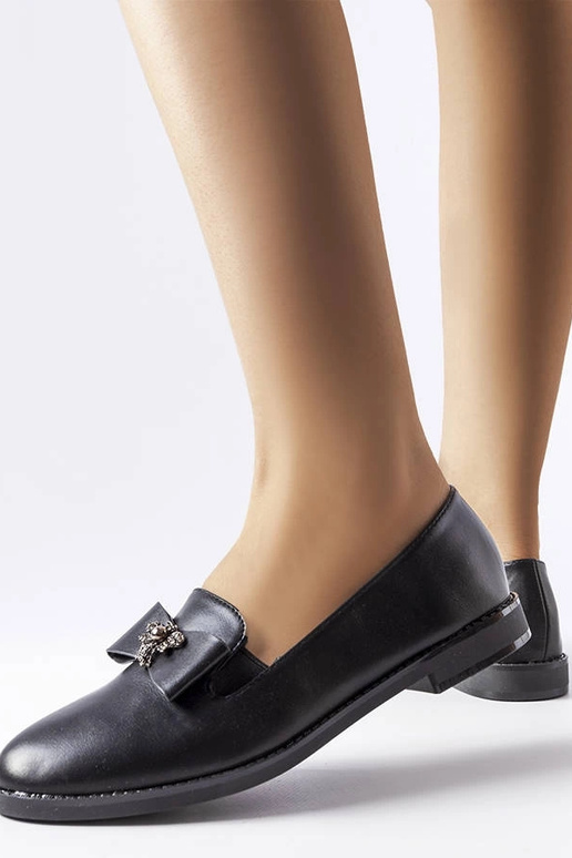 Melni dekoratīvie klaipi Ila