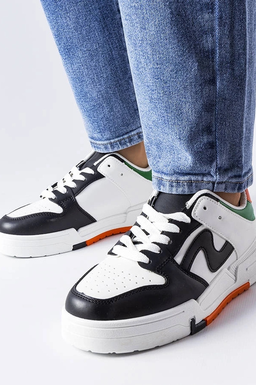 Melnbaltas kurpes ar biezu zoli Harter