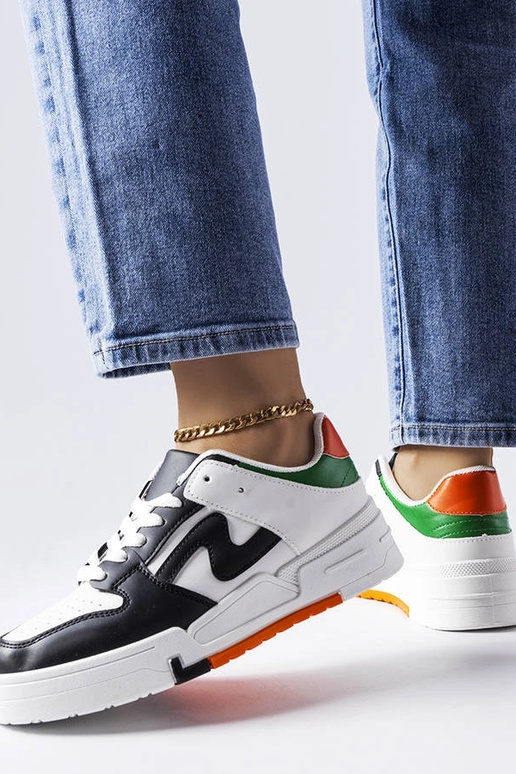 Melnbaltas kurpes ar biezu zoli Harter