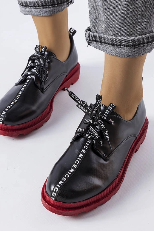 Melni puszābaki ar kontrastējošu zoli...