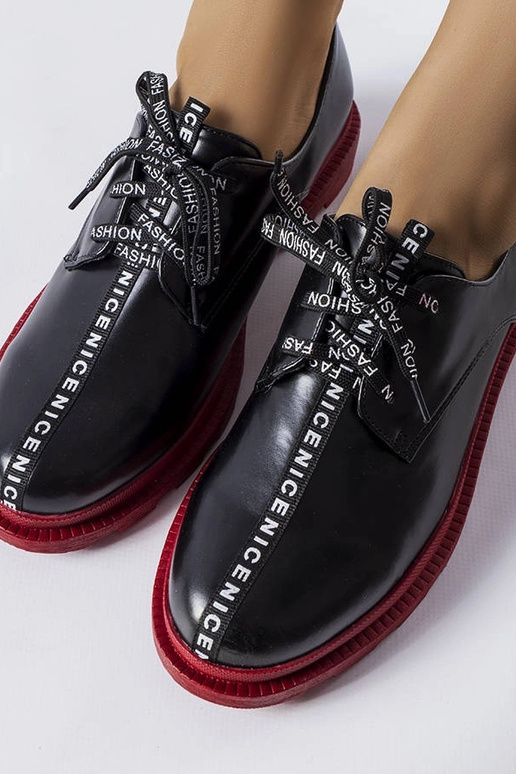 Melni puszābaki ar kontrastējošu zoli...