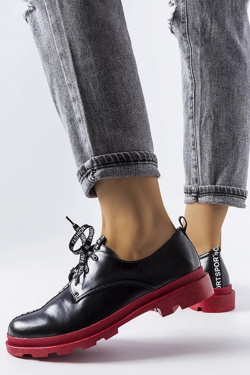 Melni puszābaki ar kontrastējošu zoli...