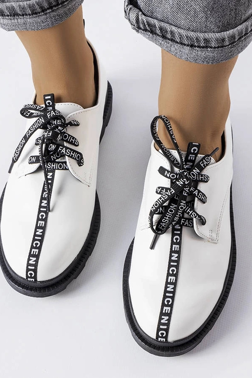 Balti puszābaki ar kontrastējošu zoli...