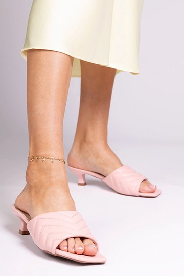 Rozā čības uz zema papēža,... 2