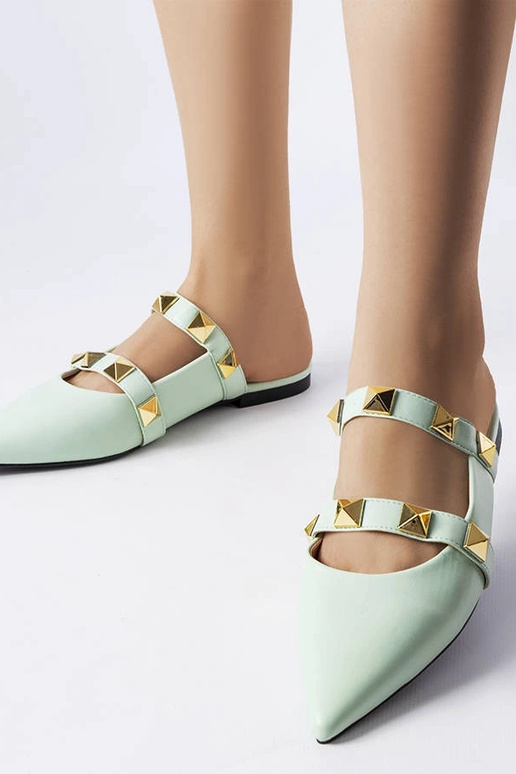 Zaļas, smailas pirkstgala flip flops...