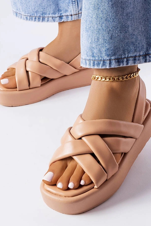 Gaiši brūnas pakavu platformas sandales