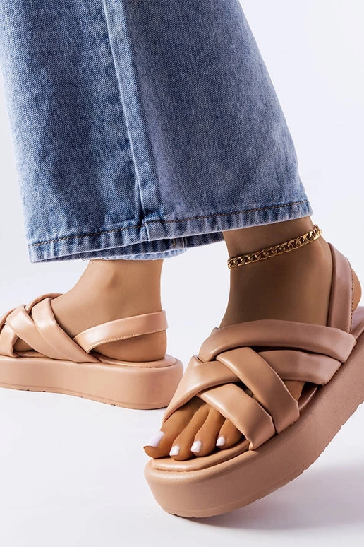 Gaiši brūnas pakavu platformas sandales