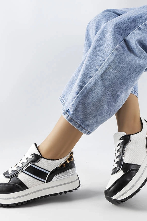 Melnas kedas ar mirdzošiem ieliktņiem...