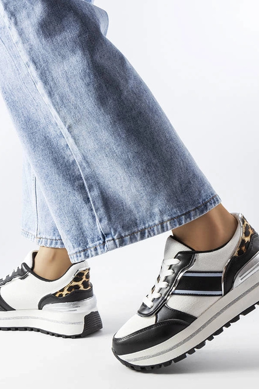 Melnas kedas ar mirdzošiem ieliktņiem...