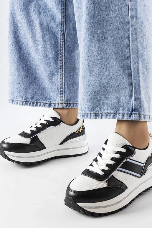 Melnas kedas ar mirdzošiem ieliktņiem...