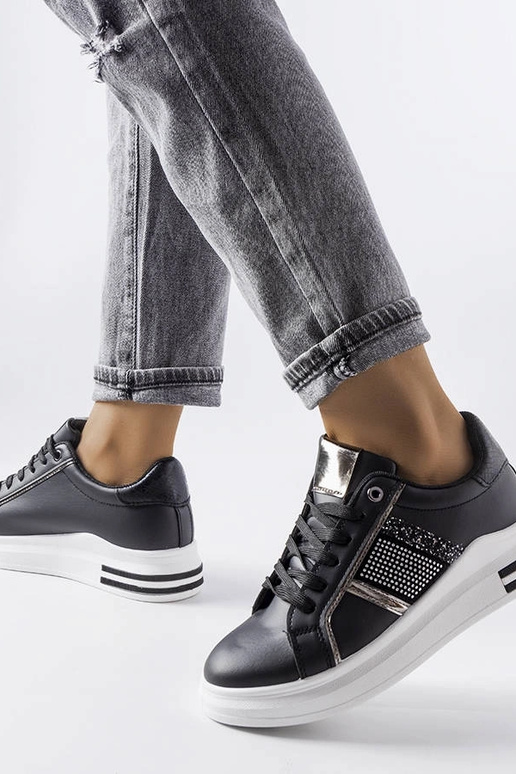 Melnas kedas dekorētas ar Xarles...