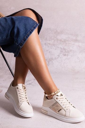 Bēšas kedas dekorētas ar... 2