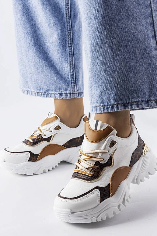 Balti sporta apavi uz neregulāras...