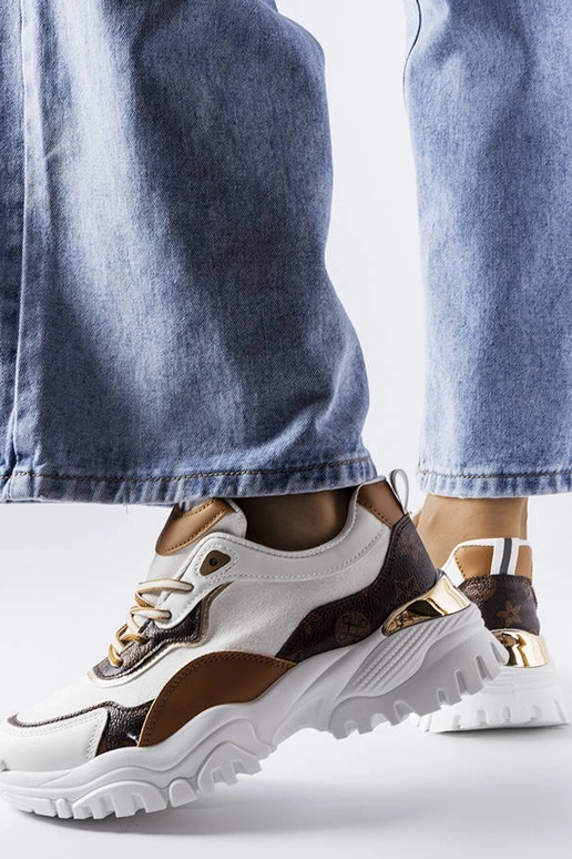 Balti sporta apavi uz neregulāras...