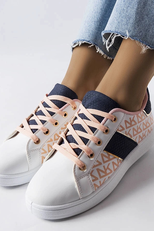 Baltas kedas ar krāsainiem ieliktņiem...