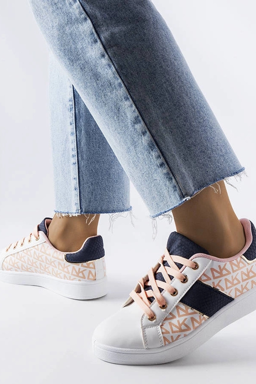 Baltas kedas ar krāsainiem ieliktņiem...