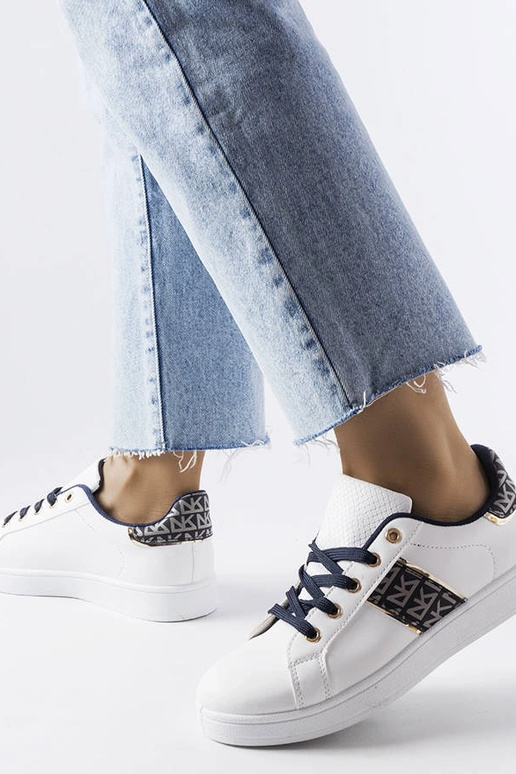 Baltas kedas ar dekorētu Sauriol...