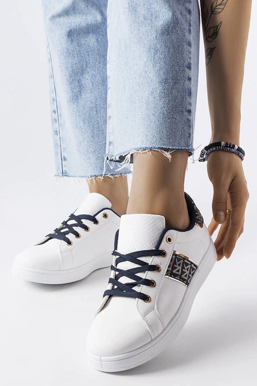 Baltas kedas ar dekorētu Sauriol...