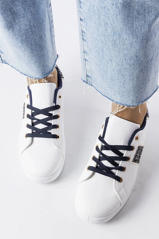 Baltas kedas ar dekorētu Sauriol...