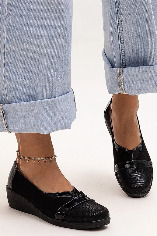 Melni saulrieta ķīļi