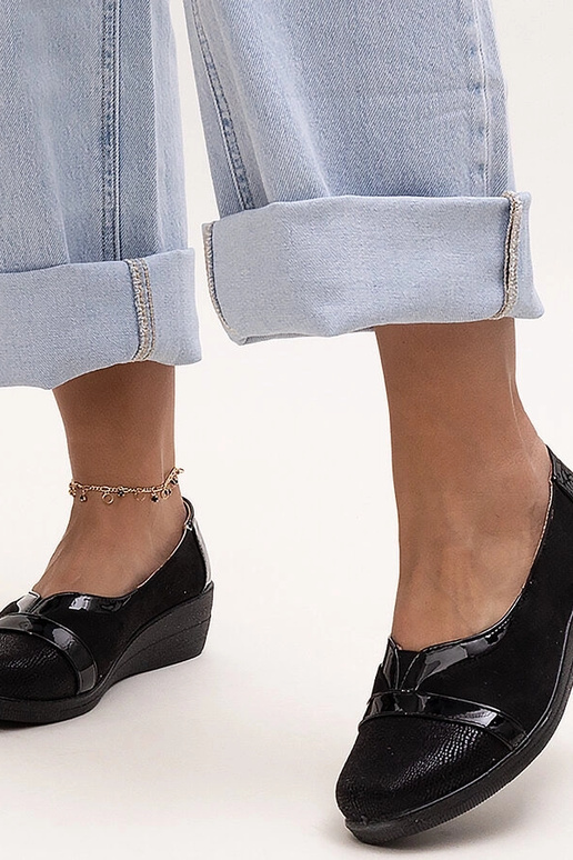 Melni saulrieta ķīļi