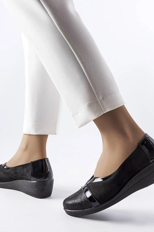 Melni saulrieta ķīļi