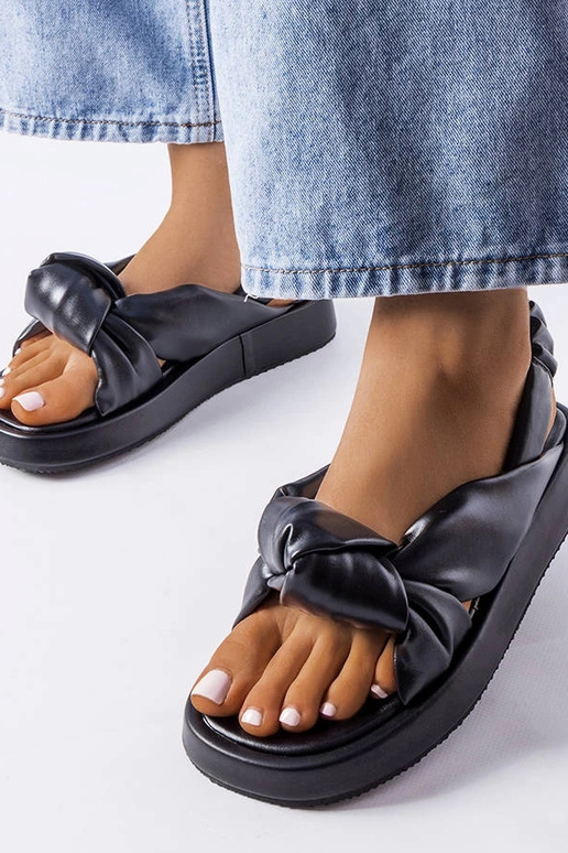 Melni Klarisa Ķīļi