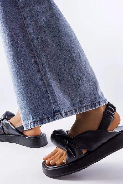 Melni Klarisa Ķīļi