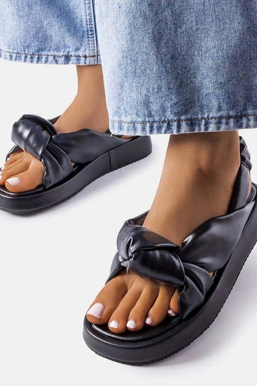 Melni Klarisa Ķīļi