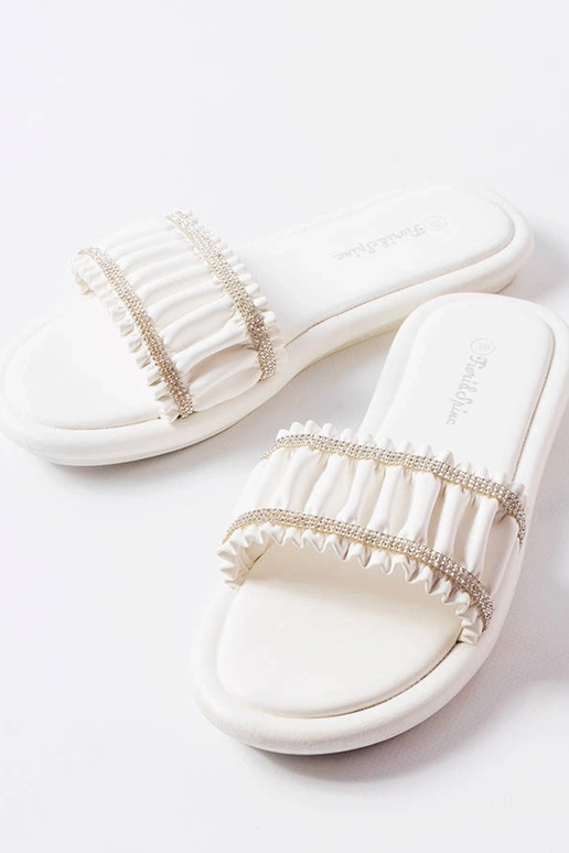 Balti volāni mūļi ar Anapor cirkoniem