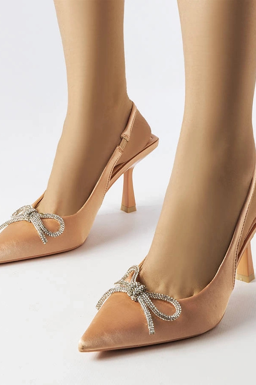 Bēšas augstpapēžu kurpes ar bantīti...