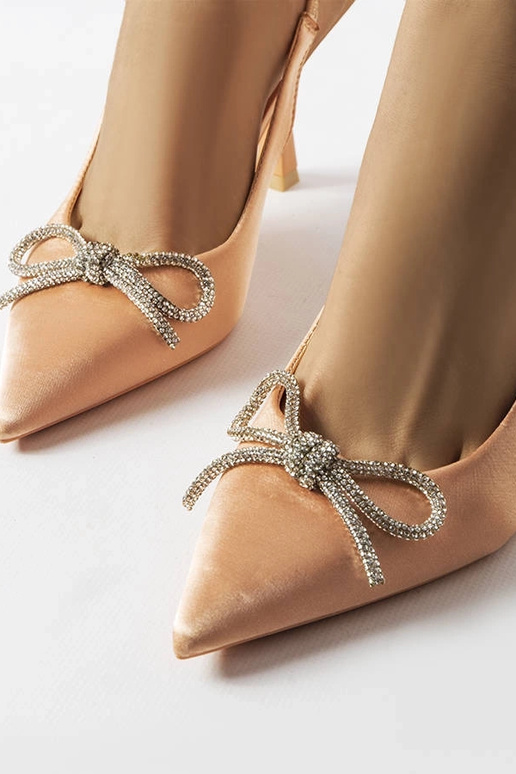 Bēšas augstpapēžu kurpes ar bantīti...