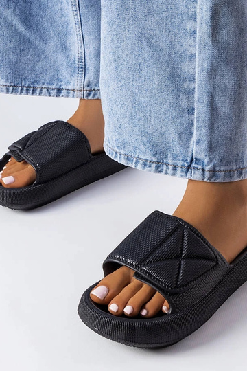 Melnas sieviešu flip-flops ar biezu zoli un regulējamu auduma augšdaļu