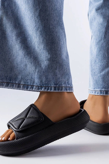 Melnas sieviešu flip-flops ar biezu zoli un regulējamu auduma augšdaļu 2