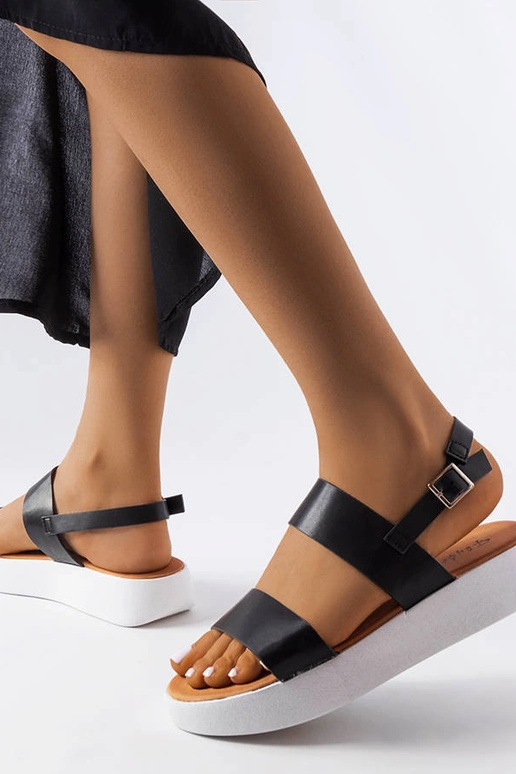 Melnas Īzaka platformas sandales