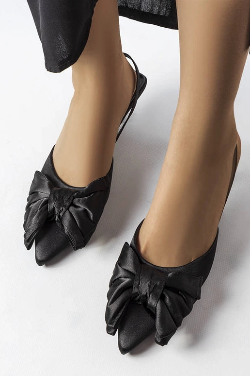 Melni augstpapēžu apavi ar lentu,...