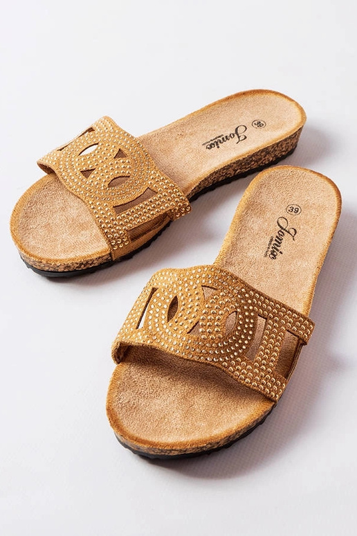 Bēšas flip-flops, kas dekorētas ar...