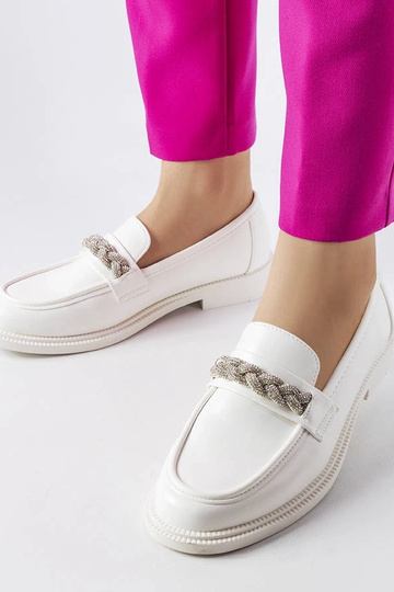 Balti loafers, dekorēti ar Monreālas rhinestones