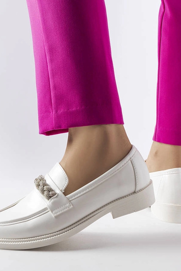 Balti loafers, dekorēti ar Monreālas rhinestones 2