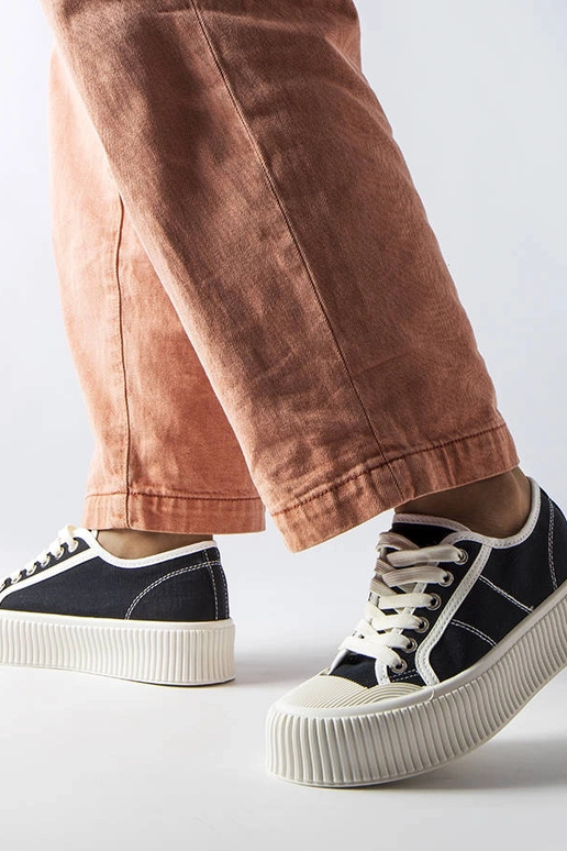 Melnas Castanthei platformas kedas