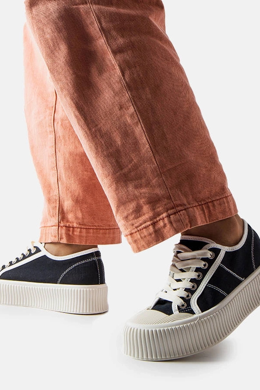 Melnas Castanthei platformas kedas