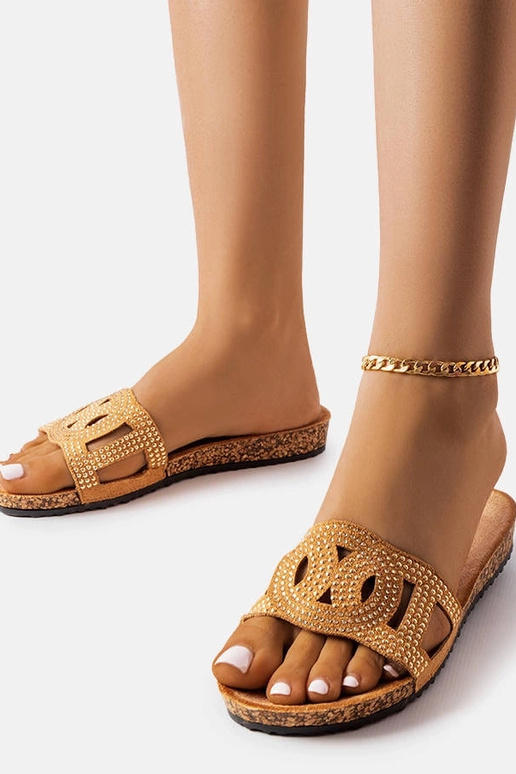 Brūnas flip-flops, kas dekorētas ar...