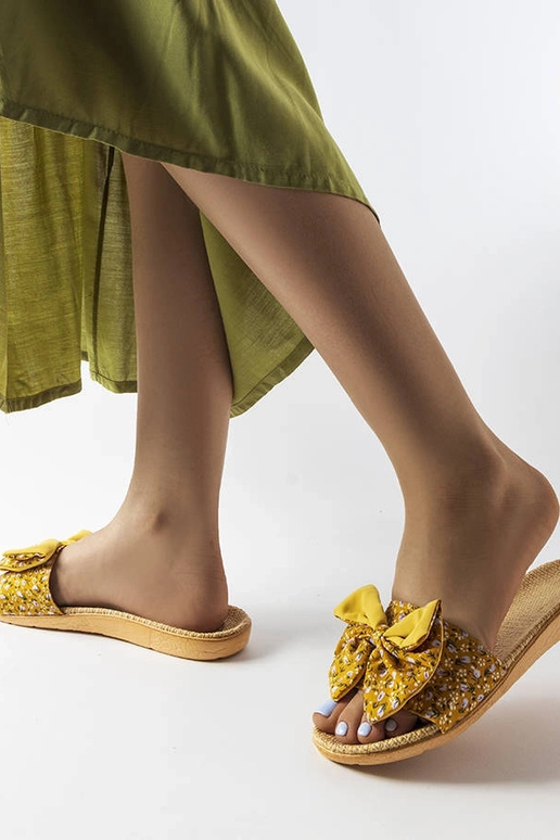 Dzeltenās čības ar lentīti, „Tachel"