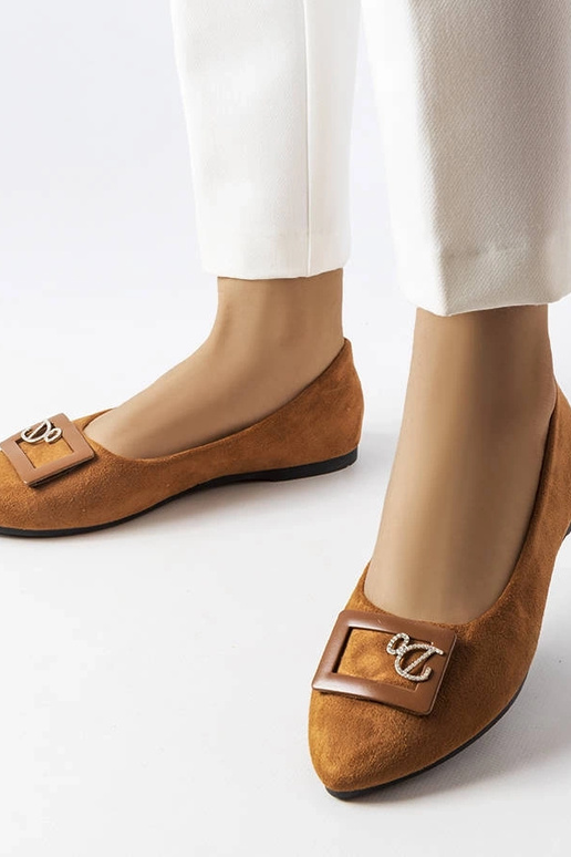 Brūni baleta dzīvokļi, kas dekorēti...